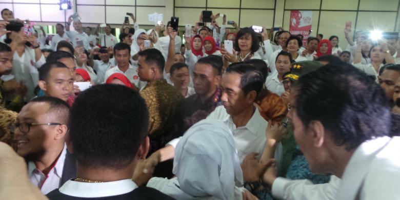 Hadir di Acara Silaturahmi, Presiden Jokowi Disambut Ribuan Relawan