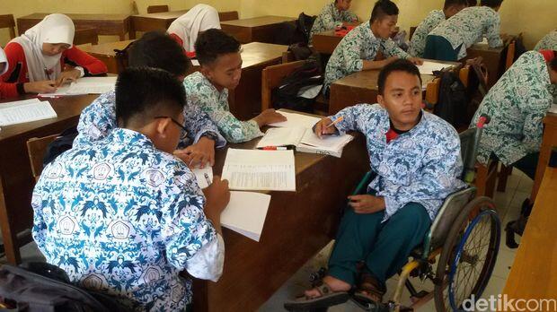 Kegigihan Edi, Tak Lelah Kayuh Kursi Roda Sejauh 6 Km ke Sekolah Tiap Hari