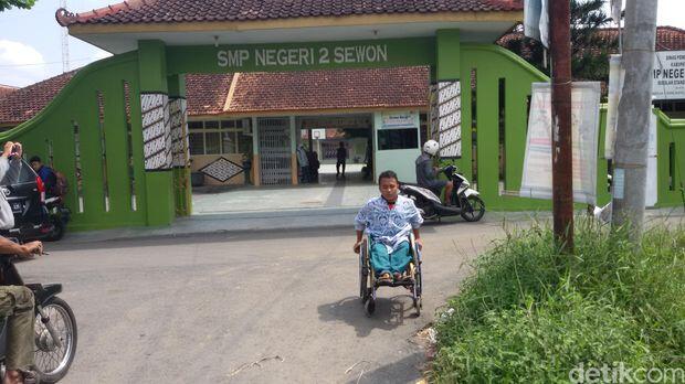 Kegigihan Edi, Tak Lelah Kayuh Kursi Roda Sejauh 6 Km ke Sekolah Tiap Hari