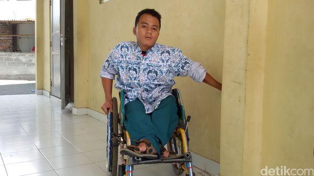 Kegigihan Edi, Tak Lelah Kayuh Kursi Roda Sejauh 6 Km ke Sekolah Tiap Hari