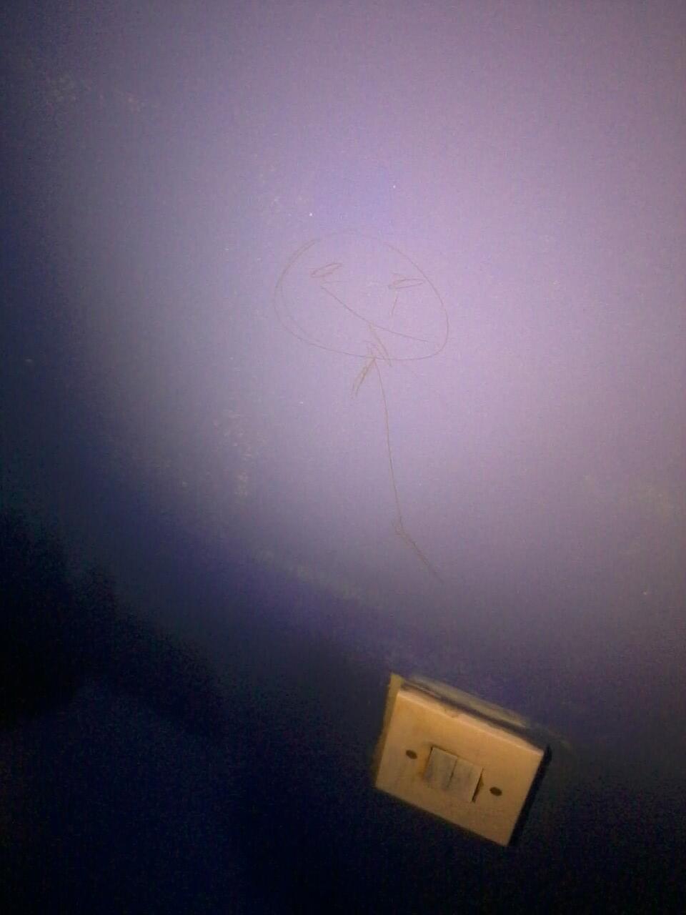 Ada Gambar Aneh Di kamar