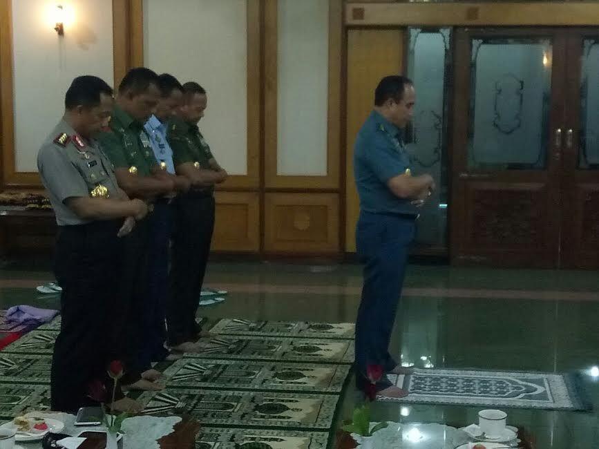 Diimami KSAL, Panglima TNI, Kapolri, KSAD, dan KSAU Salat Berjamaah di Adisucipto