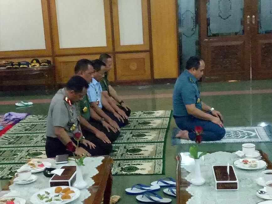 Diimami KSAL, Panglima TNI, Kapolri, KSAD, dan KSAU Salat Berjamaah di Adisucipto