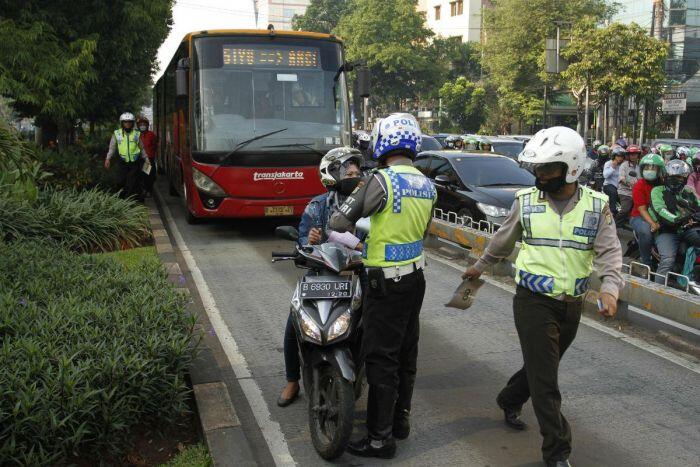 Siapa yang boleh menggunakan jalur TransJakarta?
