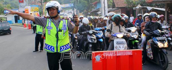 AHOK KERAP BETULKAN KACAMATA SAAT MENJAWAB PERTANYAAN