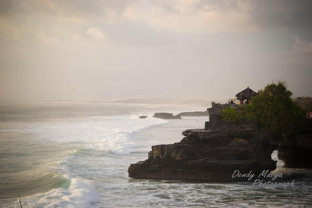 Indahnya Pura Tanah Lot ketika sunset