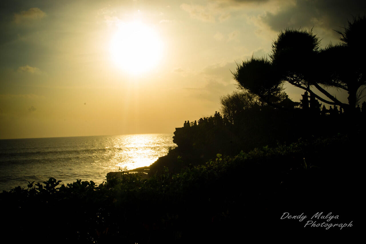 Indahnya Pura Tanah Lot ketika sunset