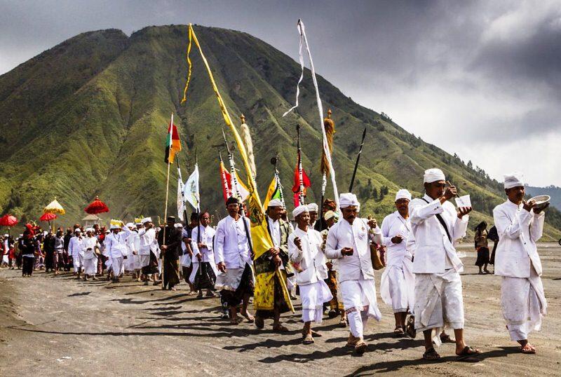 Tradisi Warga Tengger di Tengah Erupsi Bromo