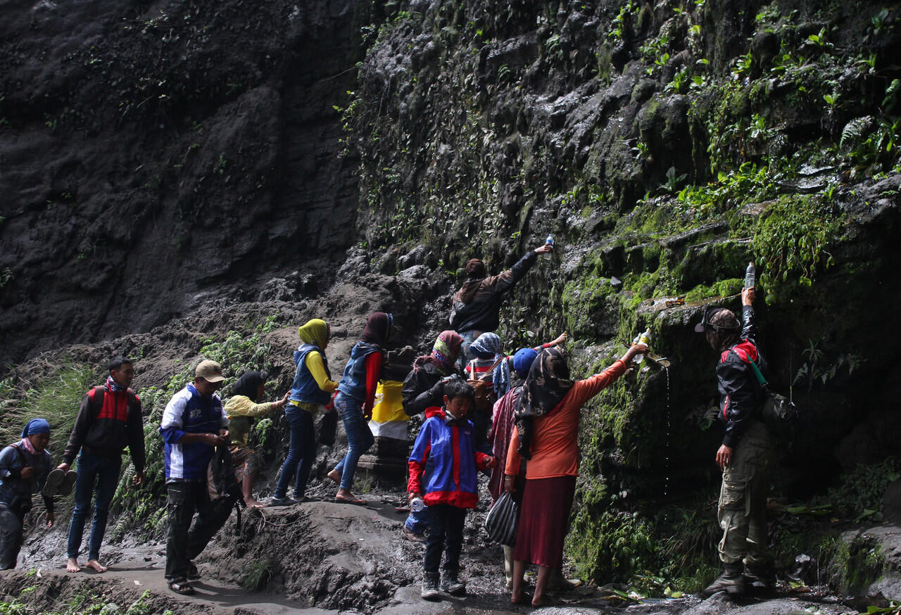 Tradisi Warga Tengger di Tengah Erupsi Bromo