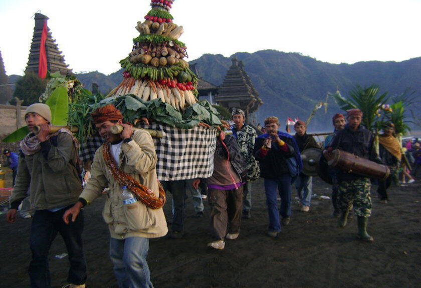 Tradisi Warga Tengger di Tengah Erupsi Bromo