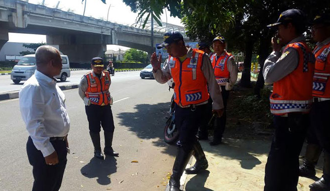 Razia ilegal, 13 pegawai Dishub Bekasi dihukum push up