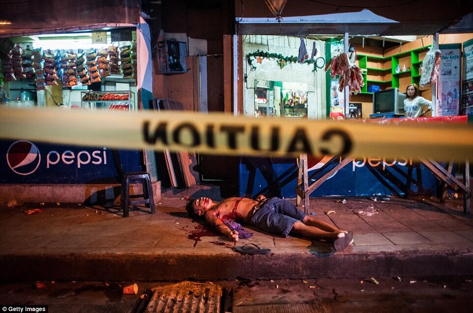 Gambar mengerikan menunjukkan pembunuhan brutal Filipina perang terhadap narkoba
