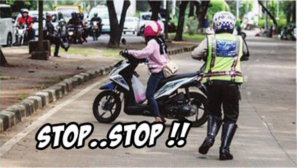 Kejadian Sebenarnya Peristiwa Polisi Jatuh bersama Pengendara Perempuan
