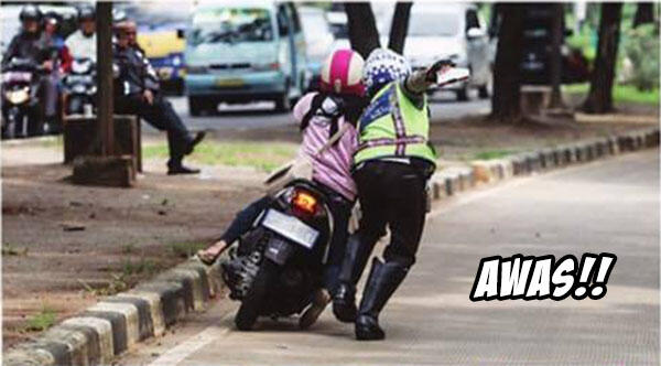 Kejadian Sebenarnya Peristiwa Polisi Jatuh bersama Pengendara Perempuan