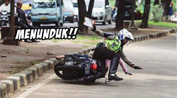 Kejadian Sebenarnya Peristiwa Polisi Jatuh bersama Pengendara Perempuan