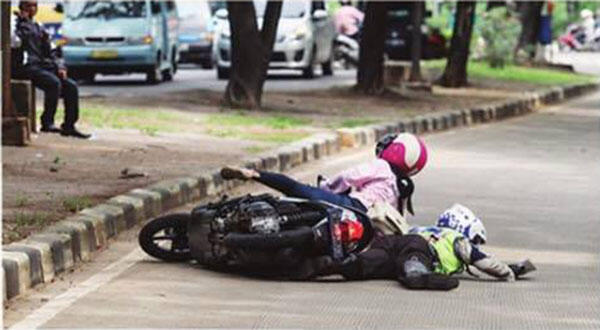 Kejadian Sebenarnya Peristiwa Polisi Jatuh bersama Pengendara Perempuan