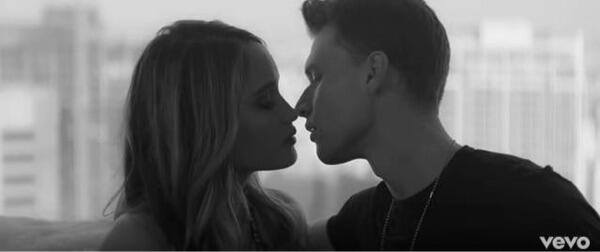 Jadi Model Video Klip, Cinta Laura Seranjang dengan Cody Jay