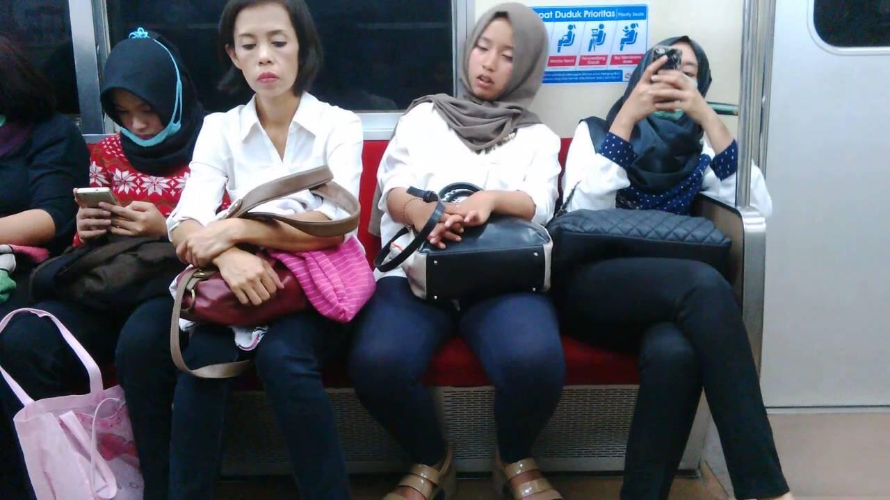 Hal-hal ini pasti agan alami tiap naik commuter line . Ngaku aja :malus