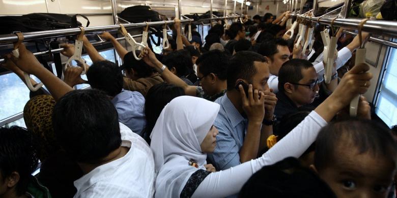 Hal-hal ini pasti agan alami tiap naik commuter line . Ngaku aja :malus