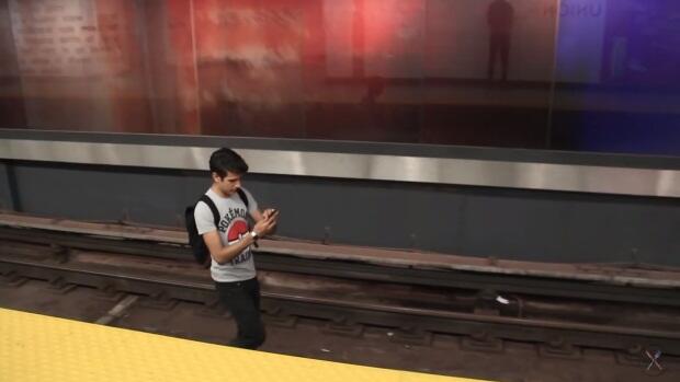 Hal-hal ini pasti agan alami tiap naik commuter line . Ngaku aja :malus