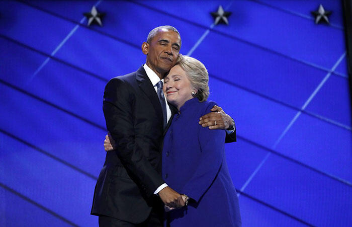 &#91;Bisa Bikin Ngakak&#93; Momen Menarik, Ketika Barack Obama dan Hillary Clinton Berpelukan