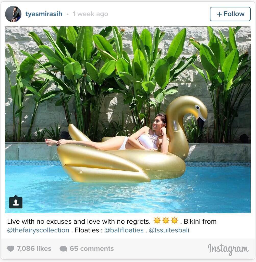 10 Foto Tyas Mirasih Berbalut Bikini di Akun Instagram Pribadinya