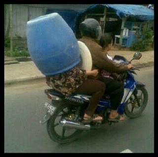 Pakai Helm, Selamatkan Diri