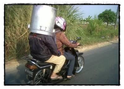 Pakai Helm, Selamatkan Diri