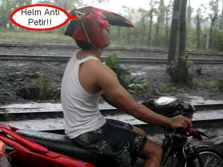Pakai Helm, Selamatkan Diri