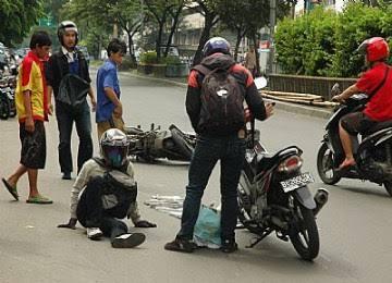 Pakai Helm, Selamatkan Diri
