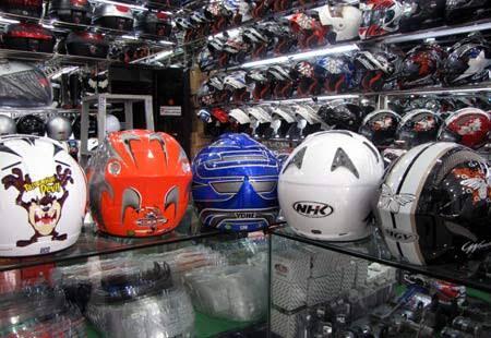 Pakai Helm, Selamatkan Diri