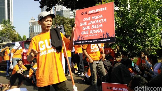 Sambil Bersih-bersih Jalan, Jaklovers Dukung Risma Maju ke Pilgub DKI