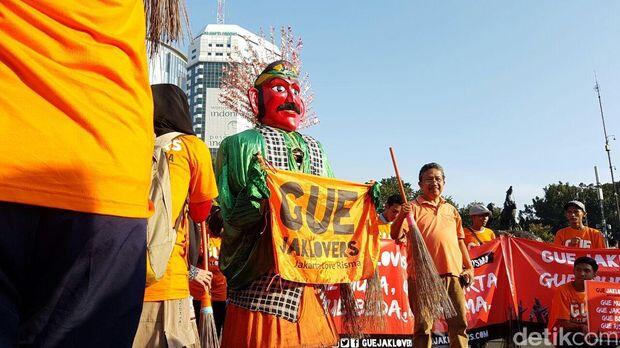 Sambil Bersih-bersih Jalan, Jaklovers Dukung Risma Maju ke Pilgub DKI