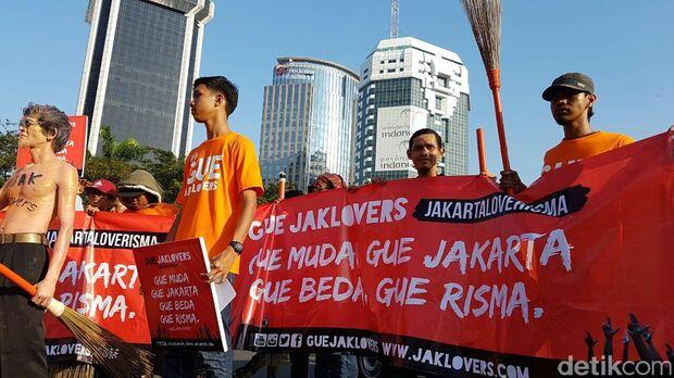Sambil Bersih-bersih Jalan, Jaklovers Dukung Risma Maju ke Pilgub DKI