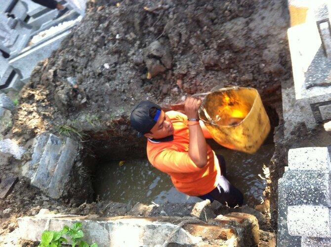 LIANG KUBUR FREDY BUDIMAN TERUS MENGELURKAN AIR