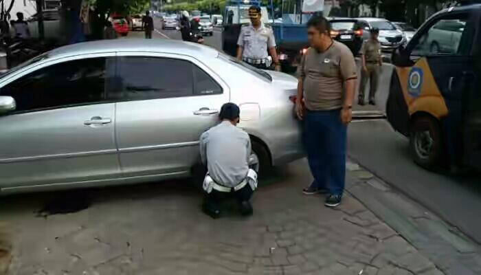 Camat Pimpin Cabul Pentil Ban Mobil Sembarang Parkir