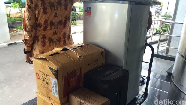 Barang Rizal Ramli Dibawa Pulang, dari Lukisan Hingga Miniatur Kapal
