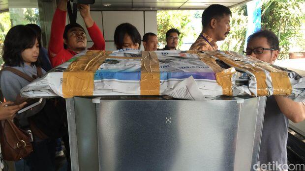Barang Rizal Ramli Dibawa Pulang, dari Lukisan Hingga Miniatur Kapal