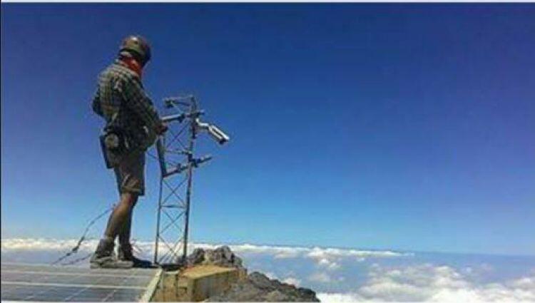 Jangan ditiru pendaki gunung ini malah selfi diatas panel surya gunung merapi