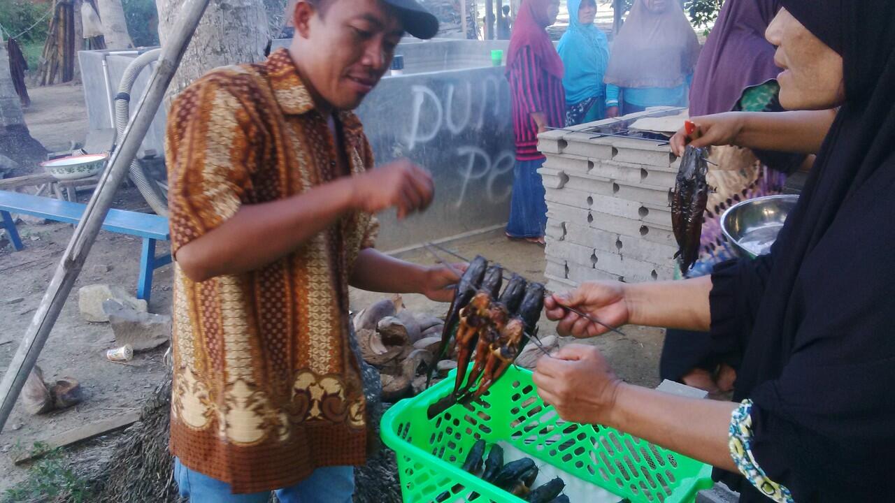 mari membuat ikan lele asap gan, kalo di gorontalo namanya lele fufu