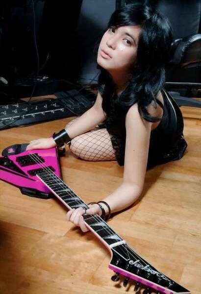 5 Guitarist Wanita Cantik &amp; Cadas !!!