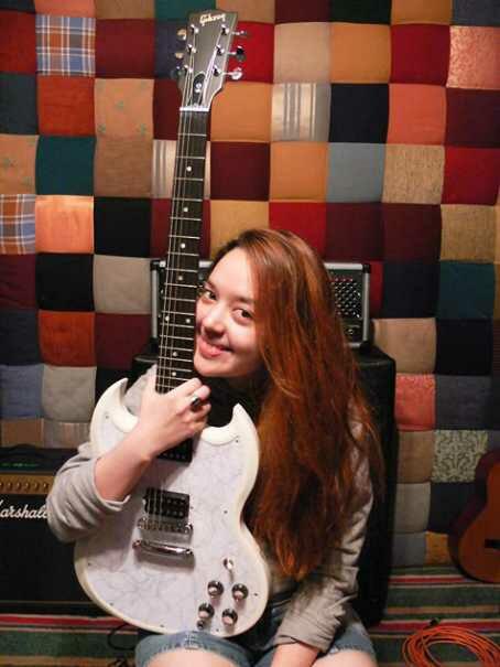 5 Guitarist Wanita Cantik &amp; Cadas !!!