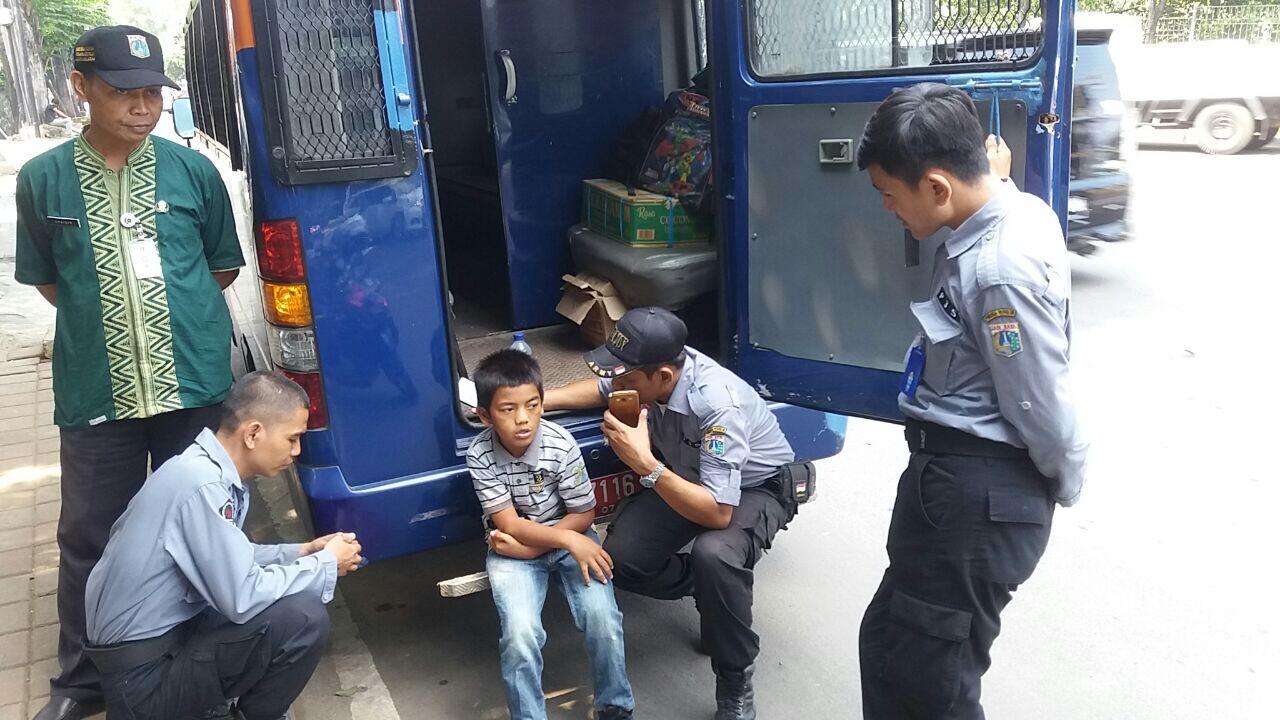 Anak Telantar ditemukan Tiga Hari di Masjid 