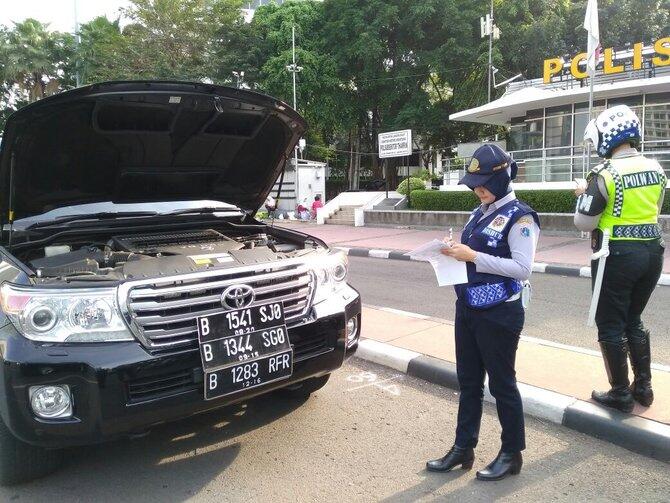 Noraknya kelakuan orang kaya Jakarta di jalanan