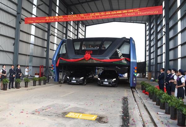 BUS MELAYANG DI UJI COBA DI TIONGKOK