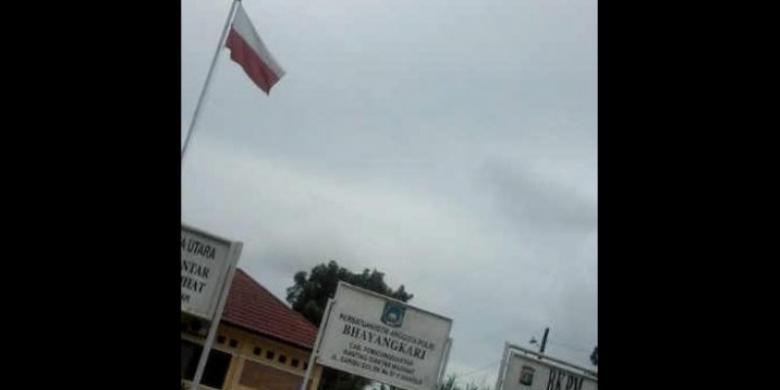 Foto Bendera Terbalik di Kantor Polisi Jadi Viral