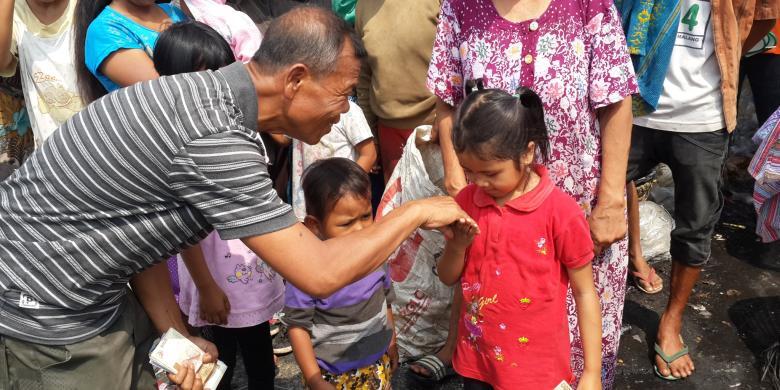 Seladi &quot;Si Polisi Jujur&quot; Berikan Uang Hadiah dari Ketua DPR kepada Pemulung