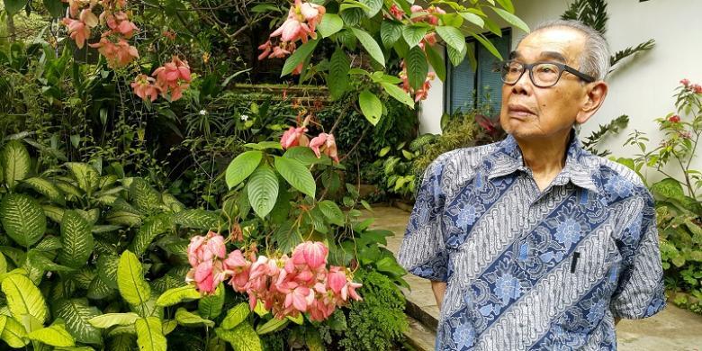 Daoed Joesoed, Menulis tentang "Emak"-nya pada Usia 77 Tahun