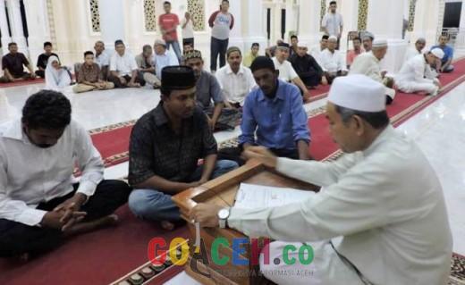 Pedagang asal Medan Masuk Islam di Bireuen