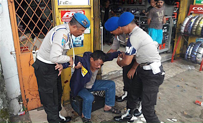 Mabuk, Wakapolsek Kemayoran Tidur di Emperan Toko, Dibangunkan Malah Todong Warga
